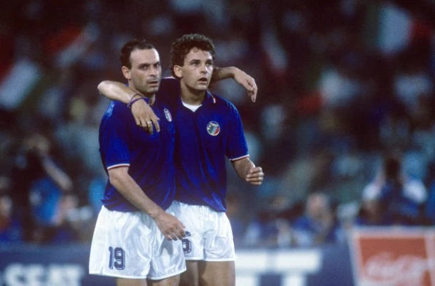 Schillaci sát cánh bên Baggio ở World Cup 1990