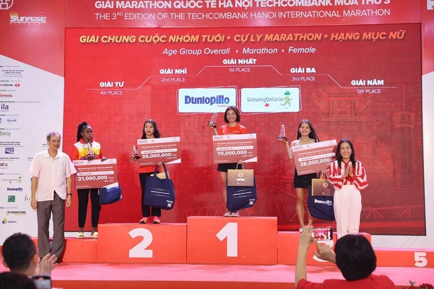 Nguyễn Thị Oanh xuất sắc phá kỷ lục tại giải Marathon quốc tế Hà Nội Techcombank mùa thứ 3