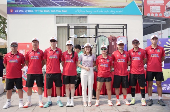 Đại diện tập đoàn Động Lực, bà Lê Vũ Hồng Ngọc chụp hình cùng đội Pickleball Công An Nhân Dân, một trong những đội mạnh tham dự giải